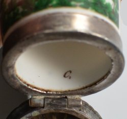 D1507-3 Schützendes Tuch, Signatur