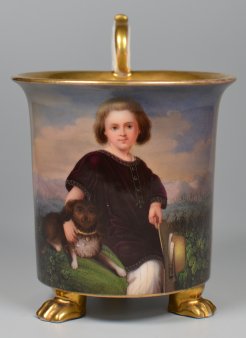 Kind mit Hund und Hut, Porzellanmalerei, Tasse, D2013
