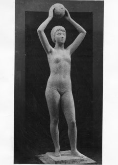 Dieter Borchhardt, Mädchen mit Ball 1968, Bronze, Tangerhütte