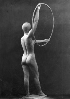 Dieter Borchhardt, Mädchen mit Reifen 1972, Bronze, Wernigerode