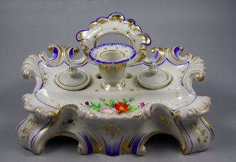 Buckauer Porzellanmanufaktur, Schreibzeug mit Oblatenhalter um 1850, D1011