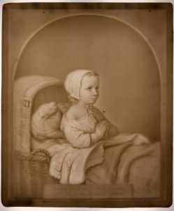 HPM 21 Kind im Bett ohn Aufkleber hinten