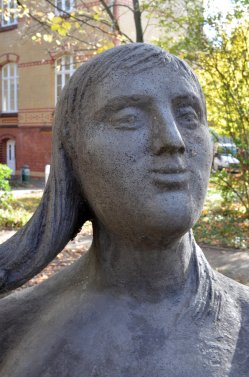 Frau mit Spiegel, Gesicht