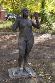 Dieter Borchhardt (geb. 1931), „Frau mit Spiegel“, Polyesterbeton 1972, Magdeburg