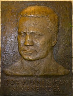 Dieter Borchhardt (geb. 1931), Gedenktafel Werner Seelenbinder 1904-1944, Bronze Lauchhammer 1966, Zielitz