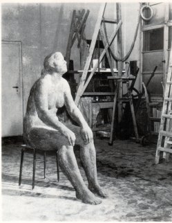 Große Sitzende in Werkstatt, Foto Thorau