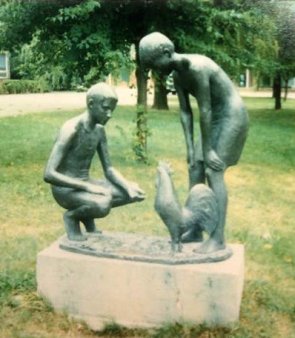 Dieter Borchhardt (geb. 1931), „Kindergruppe mit Hahn“, Bronze Lauchhammer 1968-1, Stendal