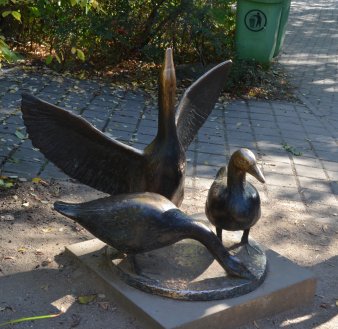 Dieter Borchhardt (geb. 1931), Wildgänse, Bronze Lauchhammer 1989, Zoo Magdeburg