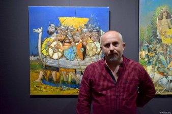 Evgeny Titov vor den Bildern seiner Ausstellung 2019 in Magdeburg, Foto: Galerie fabra-ars