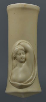 Pfeifenkopf mit plastischem, nacktem weiblichen Brustportrait, D2455