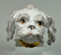 Tabatiere als Schoßhund mit Porzellanmalerei auf Verschlussmedaillon, D2483
