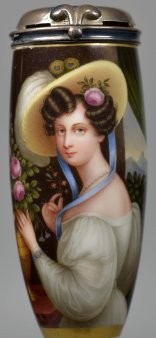 Dame mit großem gelben Hut, Porzellanmalerei, Pfeifenkopf, D2600