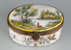 Tabatiere, Fayence, Deckel mit polychromer Flusslandschaft, D2563