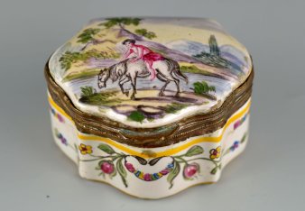 Tabatiere, seitlich geschwungene Schnupftabakdose, Fayencemalerei, D2558