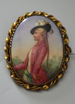 Porzellanbrosche, hochoval, Malerei Rokoko-Dame mit Zopf, D2576