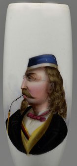 Student, Brustportrait mit Schärpe und Tönnchen, Porzellanmalerei, Pfeifenkopf, D2614