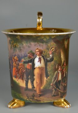 Waldszene mit Personenstaffage, Porzellanmalerei, Tatzenfußtasse, D2634